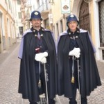 Pattuglie di agenti in alta uniforme per le vie di Bra